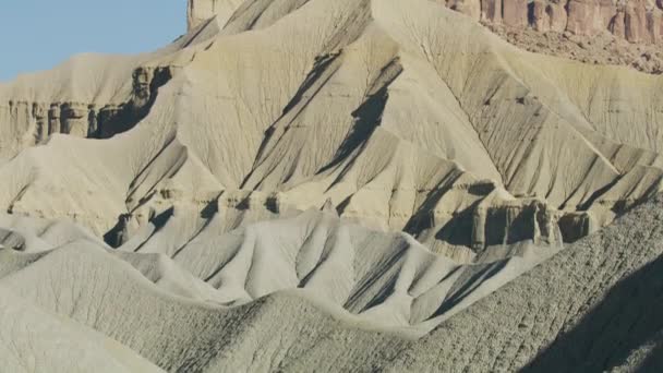 Inclinado Desde Formaciones Rocosas Remotas Hasta Cielo Azul Caineville Utah — Vídeos de Stock