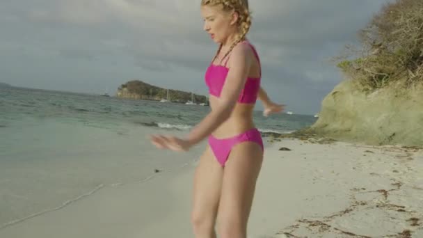 在圣文森特和格林纳丁斯多巴哥礁的海滩 詹姆斯比岛进行有氧运动的妇女 — 图库视频影像