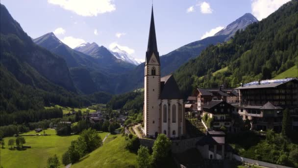Tiro Aéreo Largo Aproximando Torre Cidade Vale Rural Heiligenblut Áustria — Vídeo de Stock