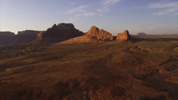 Vista Aérea Del Paisaje Del Desierto Cambiando Oscuro Claro Lake — Vídeo de stock