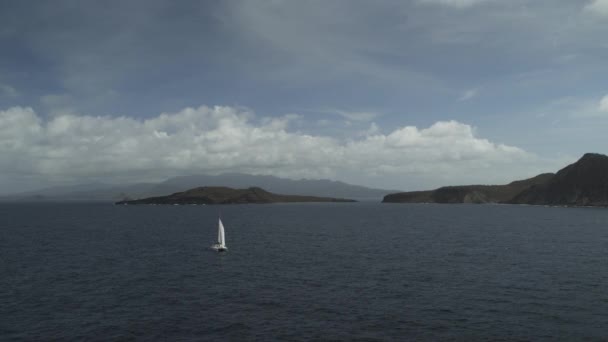 Panning Záběr Vzdáleného Katamaránu Oceánu Poblíž Ostrova Ronde Island Grenada — Stock video