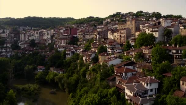 丘の中腹に家の広いパンニングショット ヴェリコTarnovo ブルガリア — ストック動画