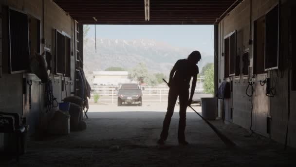 Široký Zpomalený Pohyb Silueta Dívky Čištění Podlahy Stáje Lehi Utah — Stock video