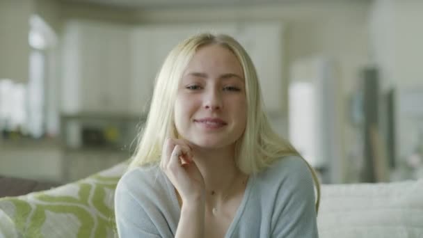 Retrato Una Chica Confiada Inclinada Hacia Adelante Sonriendo Cámara Highland — Vídeos de Stock