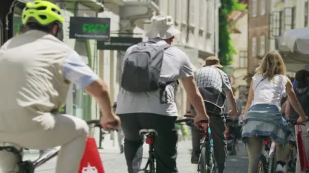 Średni Wolnoobrotowy Ujęcie Osób Jeżdżących Rowerach Mieście Lublanie Słowenia — Wideo stockowe