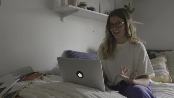 Mädchen Auf Dem Bett Videochat Auf Laptop Provo Utah Vereinigte — Stockvideo