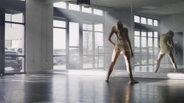 Distant Woman Practicing Contemporary Dancing Dance Studio Lehi Utah Stany — Wideo stockowe