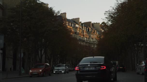 Auta Jedoucí Městské Ulici Blízkosti Činžovního Domu Paříž Ile France — Stock video