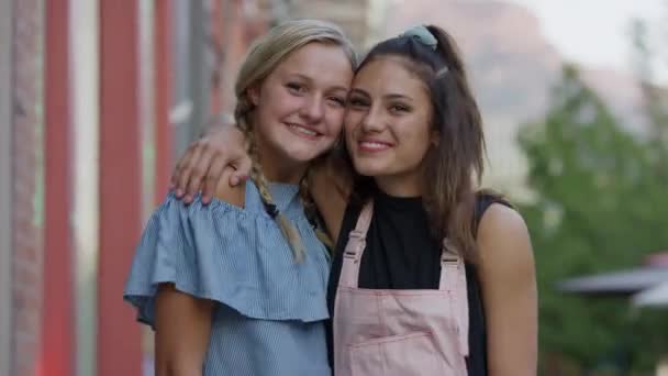 Ritratto Ragazze Sorridenti Che Abbracciano Città Provo Utah Stati Uniti — Video Stock