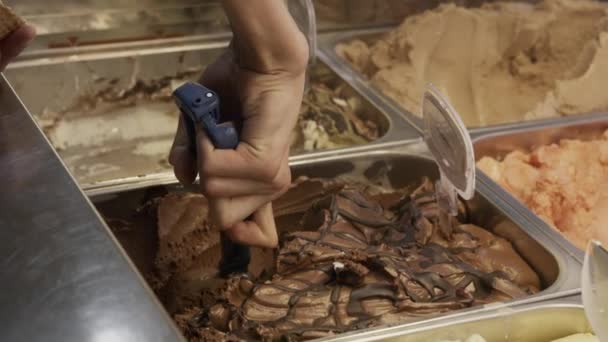 在奥地利萨尔茨堡附近拍摄的人把巧克力冰淇淋塞入蛋筒的镜头 — 图库视频影像