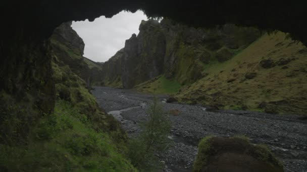 Arch Framing Stream Canyon Hvolsvollur Porsmork Iceland — стокове відео