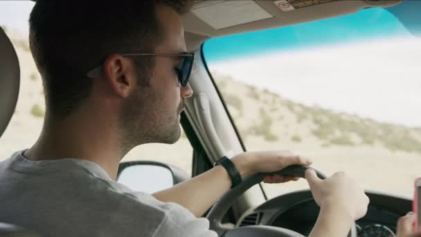 女性の乗客が運転者のための携帯電話で方向をナビゲート ムーア ユタ州 アメリカ — ストック動画