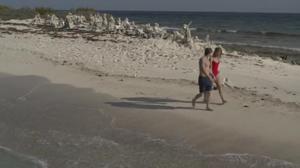 Vedere Aeriană Cuplului Fericit Care Ține Mână Plimbă Plajă Îngustă — Videoclip de stoc