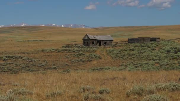 Distant Wooden Shack Remote Landscape Atlantic City Wyoming Estados Unidos — Vídeo de Stock