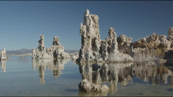 Vatten Skimrar Sjön Med Tufa Klippformationer Mono Lake Kalifornien Usa — Stockvideo