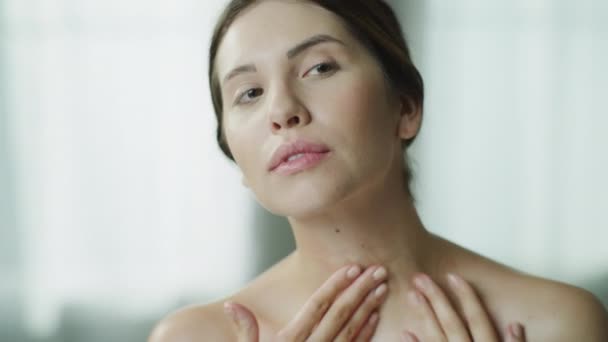 Primer Plano Mujer Que Aplica Crema Hidratante Cuello Los Hombros — Vídeo de stock