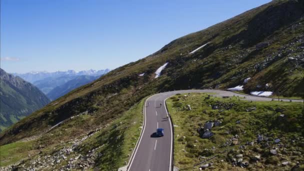 Szeroki Widok Powietrza Rowerów Samochodów Górskiej Przełęczy Grossglockner Austria — Wideo stockowe