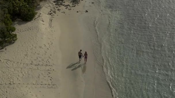 Captura Aérea Seguimiento Pareja Cogida Mano Caminando Por Playa Bahía — Vídeo de stock