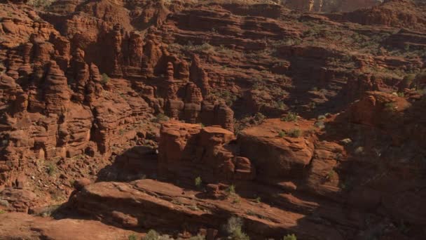Hochwinkelaufnahme Von Felsformationen Der Wüstenschluchtenlandschaft Moab Utah Vereinigte Staaten — Stockvideo