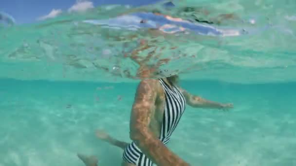Mujer Vadeando Océano Tahití Exprimiendo Cabello Mojado Bora Bora Polinesia — Vídeos de Stock