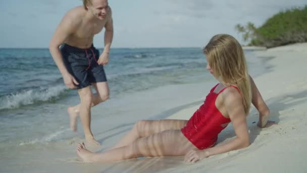 Homem Caminhando Oceano Seguida Sentado Praia Com Mulher Petit Tabac — Vídeo de Stock