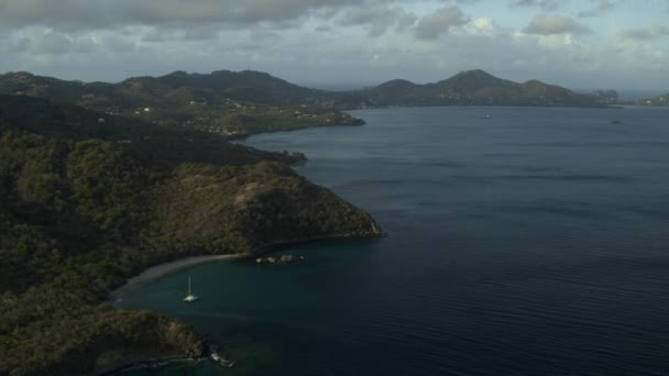 Vista Aérea Los Barcos Bahía Cerca Orilla Bahía Anse Roche — Vídeo de stock