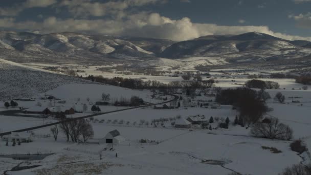 Pemandangan Udara Jalan Dan Rumah Lembah Dekat Pegunungan Musim Dingin — Stok Video
