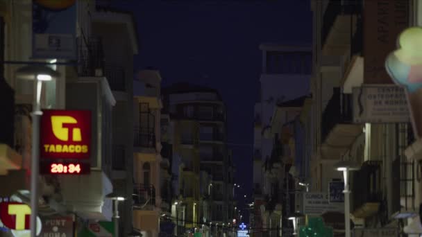 Tilt People Walking Crowded City Street Night Ronda Málaga España — Vídeo de stock