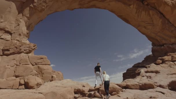 Vista Ángulo Bajo Pareja Distante Admirando Vista Panorámica Arco Roca — Vídeos de Stock