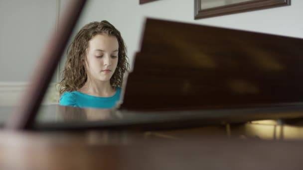 米国ユタ州ピアノ プロボの練習中の女の子のショット — ストック動画