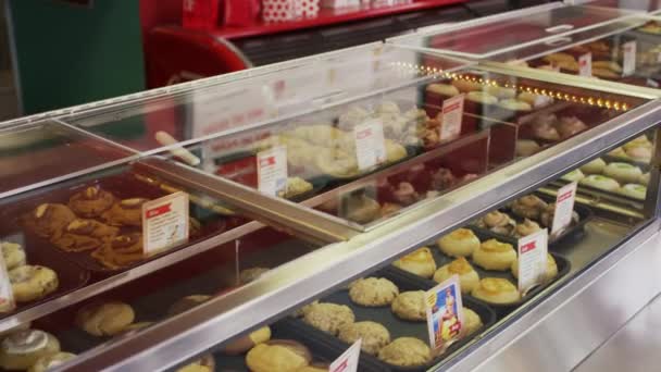 Medium High Angle Panning Shot Bakery Display Case Salt Lake — Αρχείο Βίντεο