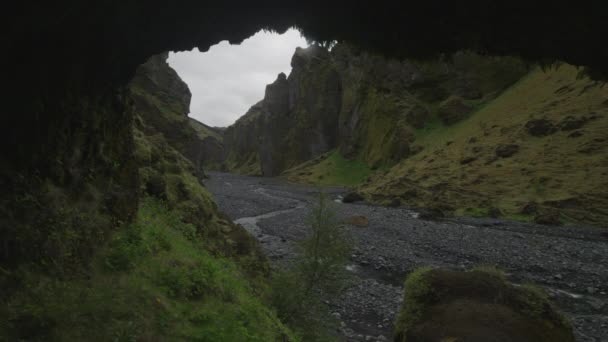 Panning Shot Arch Framing Stream Cavane Hvolsvollur Porsmork Ισλανδία — Αρχείο Βίντεο