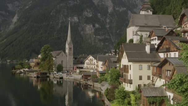 Široký Záběr Kostela Nábřeží Jezera Hallstatt Rakousko — Stock video