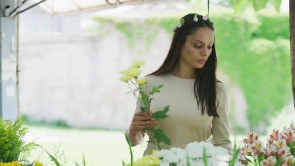 Mittlere Aufnahme Einer Frau Bei Der Blumenwahl Blumenladen Kazanluk Bulgarien — Stockvideo