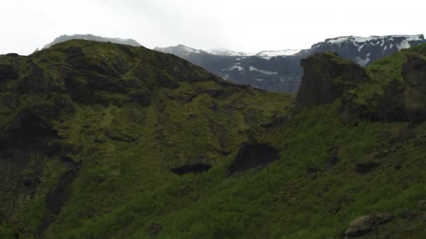 山の近くの岩の風景の空中飛行ビュー Hvolsvollur Porsmork Iceland — ストック動画