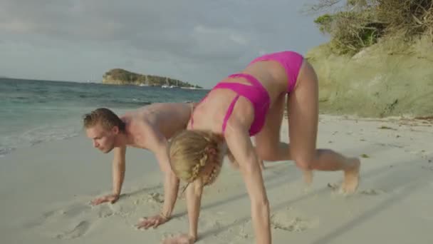 Couple Running Place Doing Burpees Beach Jamesby Island Tobago Cays — стокове відео