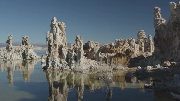 Panning Shot Water Shimmering Lake Tufa Rock Formations Mono Lake — Αρχείο Βίντεο