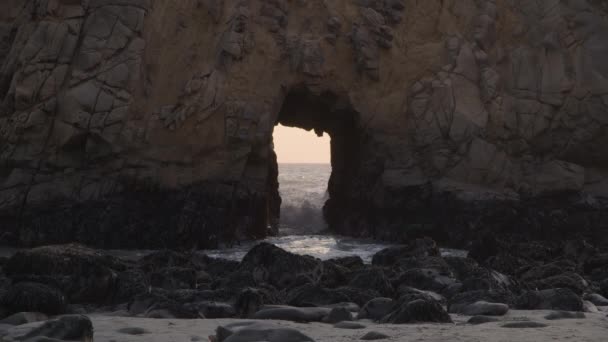 Havsvågor Stänk Keyhole Arch Vid Solnedgången Big Sur Kalifornien Usa — Stockvideo