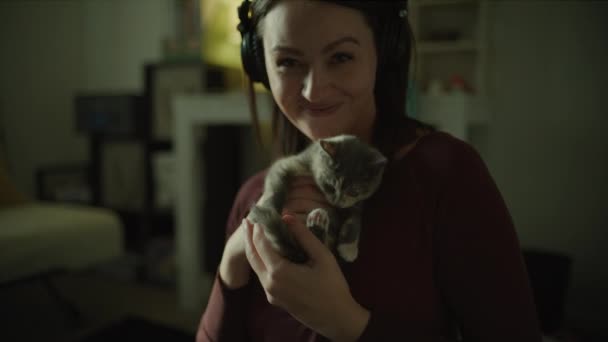Kedi Tutan Kulaklık Dinleyen Gülümseyen Kadının Portresi Murray Utah Abd — Stok video
