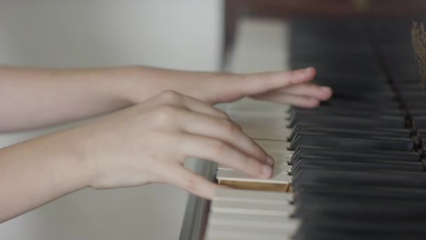 Primo Piano Delle Mani Della Ragazza Che Pratica Pianoforte Provo — Video Stock