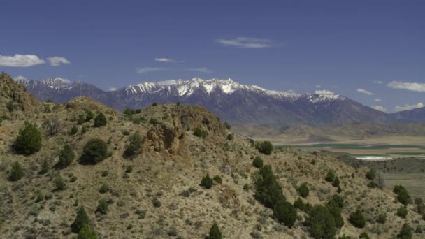Tembakan Panning Udara Dari Bukit Dekat Pegunungan Elberta Utah Amerika — Stok Video