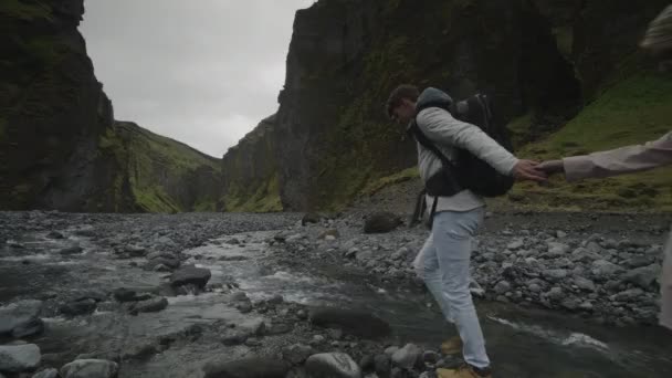 Paar Überquert Felsigen Bach Canyon Hvolsvollur Porsmork Island — Stockvideo