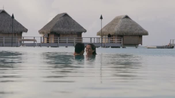 Pareja Romántica Abrazándose Girando Océano Cerca Bungalows Tahití Moorea Polinesia — Vídeos de Stock