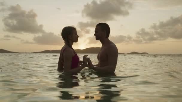 Casal Romântico Mãos Dadas Beijando Oceano Pôr Sol Jamesby Island — Vídeo de Stock