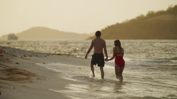 Slow Motion Romantic Couple Holding Hands Walking Beach Kissing Petit — Vídeo de Stock