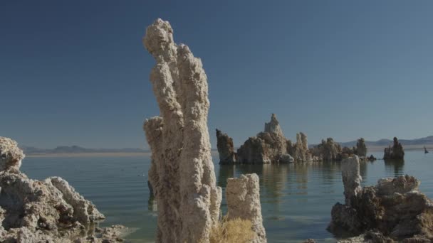 Panning Shot Tufa Rock Formations Lake Mono Lake Καλιφόρνια Ηνωμένες — Αρχείο Βίντεο