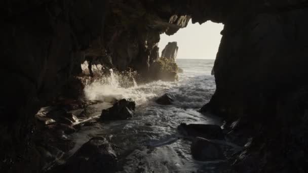 Ocean Waves Splashing Rocky Arch Big Sur California Verenigde Staten — Stockvideo