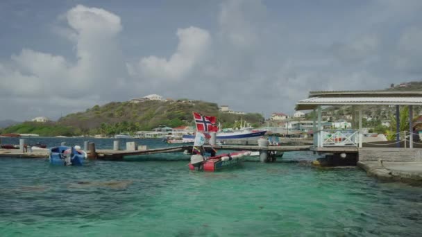 ウォーターフロント マリーナ クリフトン ユニオン島 セントビンセント グレナディーンで係留された風吹きボート — ストック動画