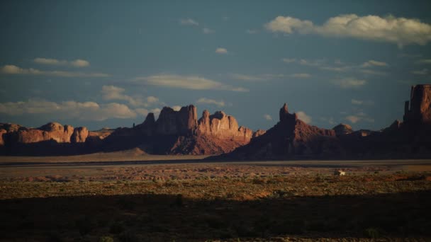 Panning Shot Clouds Distant Rock Formations Monument Valley Utah Estados — Vídeo de Stock