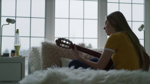 Flicka Som Sitter Sängen Och Spelar Gitarr Och Sjunger Highland — Stockvideo